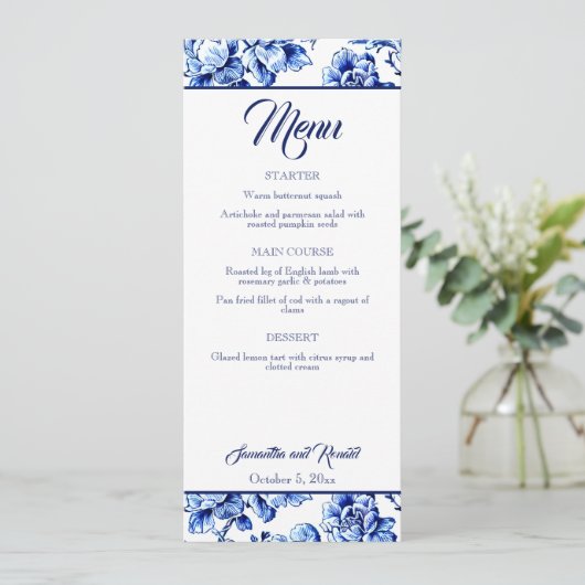 Elegant Blauw Wit Bloemen Toile Bruiloft Menu Kaar Kaart (Staand voorkant)