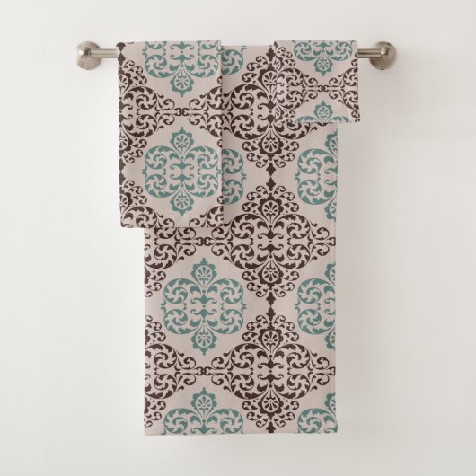 Elegant Blauwgroen en Bruin Damaskpatroon op Beige Bad Handdoek (Insitu)