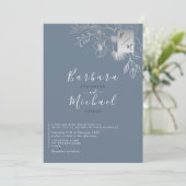 Élégant bleu Dusty Monogramme Faire-part de mariag (Debout devant)