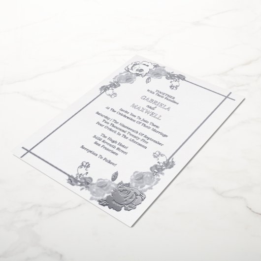 Elegant Bloemen Wit en Zilveren Goud Bruiloft Folie Uitnodiging (Gedraaid)