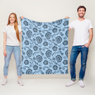 Elegant Bloemmotief op Lichtblauwe Achtergrond Fleece Deken