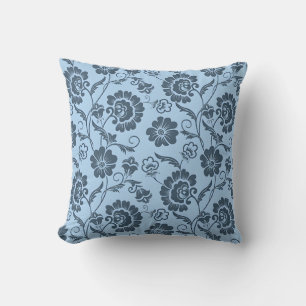 Elegant bloempatroon op lichte blauwe achtergrond kussen