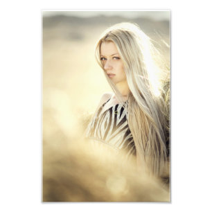 Elegant blond meisje in witte en zwarte jurk foto afdruk