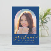 Elegant Blue Arch Gold Script Foto Afstuderen Aankondiging (Staand voorkant)