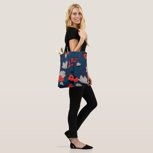 Elegant Blue en Red Floral Pattern Draagtas (Op model)