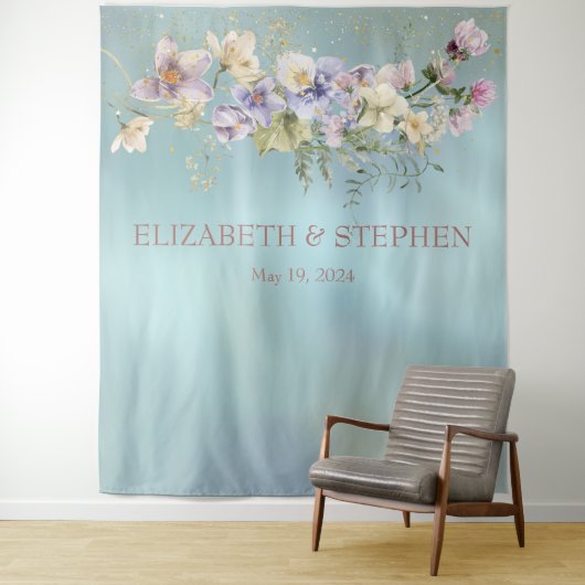 Elegant Blue Floral Wedding Wandkleed (In situ)