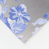 Elegant Blue Flowers op Silver Fleece (Hoek)