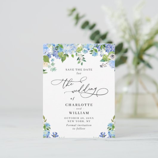 Elegant Blue Hydrangea Wedding QR Save the Date Briefkaart (Staand voorkant)