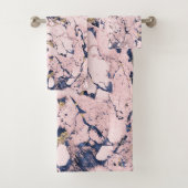 Elegant Blush Navy Gold Marble Bad Handdoek (Insitu)