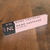 Elegant Blush Pink Black Monogram Desk Naambordje (Zijkant)