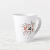 Elegant Blush Pink Bloemmonogram Latte Mok (Rechterhoek)