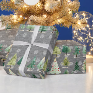 Elegant bos van kerstbomen op staal grijs cadeaupapier