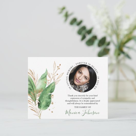 Elegant botanisch groen en gouden foto begrafenis bedankkaart (Staand voorkant)