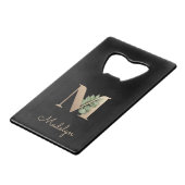Elegant Botanische monogram Gold Letter M Kredietkaart Flessenopener (Voorkant Gekanteld)