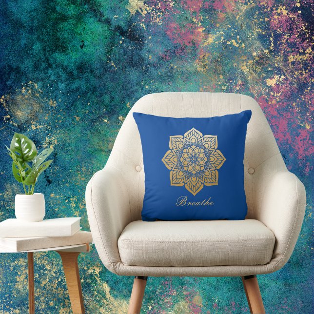 Elegant Breathe Deep Royal Blue en Gold Mandala Kussen (Creator heeft geüpload)