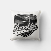 Elegant Brooklyn Schild en Swoosh Ontwerp Kussen (Voorkant)
