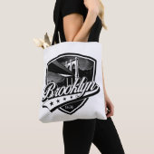 Elegant Brooklyn Shield en Swoosh Design Draagtas (Dichtbij)