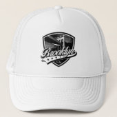 Elegant Brooklyn Shield en Swoosh Design Trucker Pet (Voorkant)