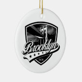 Elegant Brooklyn Shield en Swoosh-ontwerp Keramisch Ornament (Rechts)