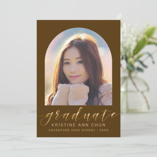 Elegant Brown Arch Gold Script Foto Afstuderen Aankondiging (Staand voorkant)