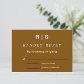 Elegant Bruin Monogram Huwelijk RSVP Kaart (Staand voorkant)