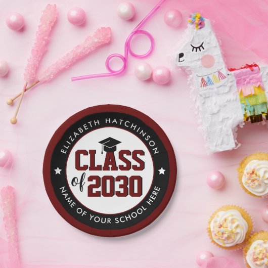 Elegant Burgundy Red Class of 2023 Afstuderen Papieren Bordje (Feest)