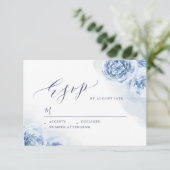 Elegant calligraphy dusty blue floral bruiloft RSVP kaartje (Staand voorkant)