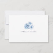 Elegant calligraphy dusty blue floral bruiloft RSVP kaartje (Achterkant)