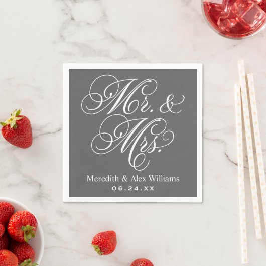 Elegant Charcoal Mr en Mrs Script Custom Monogram Servetten (Insitu)