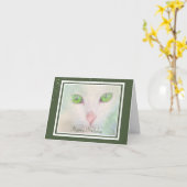 Élégant chat blanc aux yeux verts Carte d'annivers (Fleur jaune)