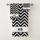 Elegant Chevron Pattern on Black White Monogrammed (En situation)