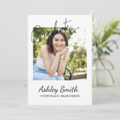 Élégant Chic Graduation Invitation (Debout devant)