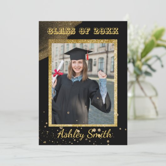 Élégant Chic Graduation Invitation (Debout devant)