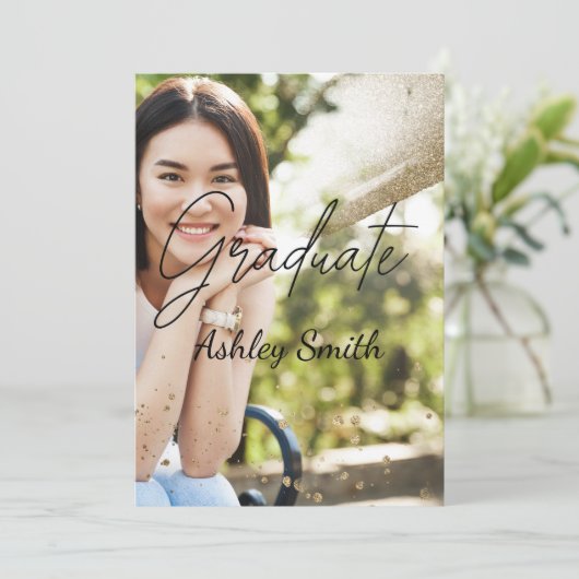 Élégant Chic Graduation Invitation (Debout devant)