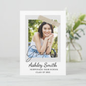 Élégant Chic Graduation Invitation (Debout devant)