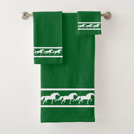 Elegant, Chic White Horses on Forest Green (En situation)
