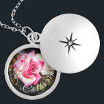 Elégant collier photo Rose personnalisé<br><div class="desc">Elégant Rose personnalisé Photo Locket Le design de collier de couleur présente l'image d'une belle rose rose affichée en arrière - plan du nom que vous fournissez,  affichée dans une police décorative blanche. L'image peut être remplacée par votre photo.</div>