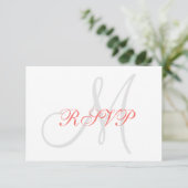 Elégant Coral Gris Monogramme Mariage RSVP (Debout devant)