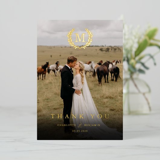 Elegant Crest Monogram 2 Foto Dank u bruiloft Folie Uitnodiging (Staand Voorkant)