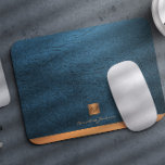 Elégant cuir bleu or initial monogrammed<br><div class="desc">Un bureau exclusif de luxe ou un tapis de souris monogrammed personnel avec un carré de parties scintillant en or métallique en faux cuivre avec vos initiales de nom monogramme et une bande brillante sur un arrière - plan en faux cuir bleu marine élégant. Convient aux professionnels des petites entreprises,...</div>