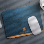 Elégant cuir bleu or initial monogrammed<br><div class="desc">Un bureau exclusif de luxe ou un tapis de souris monogrammed personnel avec un carré de parties scintillant en or métallique en faux cuivre avec vos initiales de nom monogramme et une bande brillante sur un arrière - plan en faux cuir bleu marine élégant. Convient aux professionnels des petites entreprises,...</div>