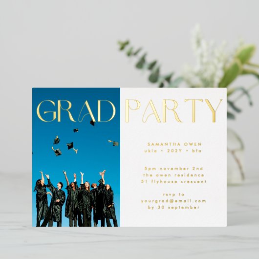Elegant Custom Goud Afstuderen Photo Party Folie Uitnodiging (Staand Voorkant)