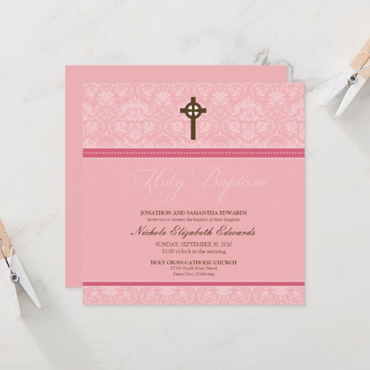 Elegant Damask Heilige Baptisme Uitnodiging (roze) (Voorkant / Achterkant in situ)