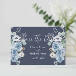 Elegant donkerblauw en wit bloemendecor in schoons save the date