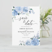 Elegant Dusty Blue Botanical Floral Save the Date Kaart (Staand voorkant)