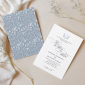 Elegant Dusty Blue Floral Crest Monogram Weddensch Kaart