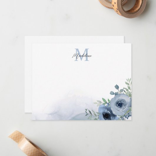 Elegant Dusty Blue Floral Eucalyptus Monogram Notitiekaartje (Voorkant / Achterkant in situ)