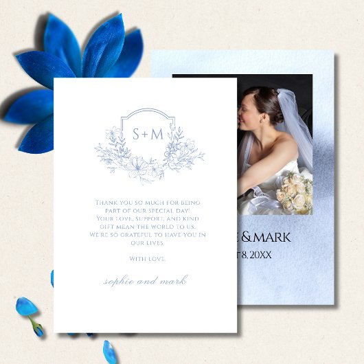Elegant Dusty Blue Floral Monogram Crest Wedding Bedankkaart
