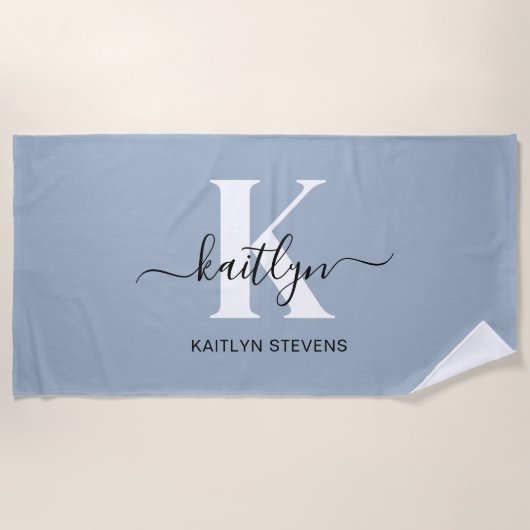 Elegant Dusty Blue Script Monogram Strandlaken (Voorkant)