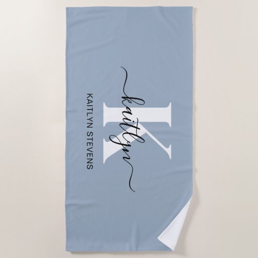 Elegant Dusty Blue Script Monogram Strandlaken (Voorkant)